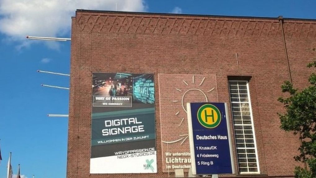 Plakat am Deutschen Haus in Flensburg